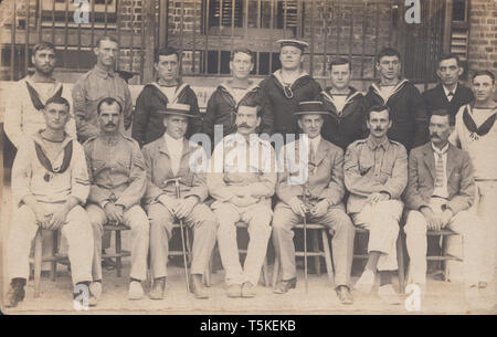 Vintage Cartolina fotografica che mostra la British Royal Navy marinai e soldati britannici al di fuori del Royal Engineers pasticcio, Port Royal, Giamaica il 9 luglio 1911. Foto Stock