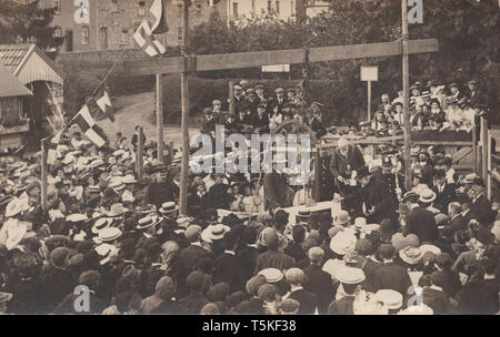 Cartoline fotografiche britanniche dell'inizio del XX secolo che mostrano un grande raduno pubblico per un evento sconosciuto. Foto Stock