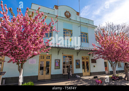 Uzhhorod, Ucraina - 16 Aprile 2019: facciata di edificio di Transcarpazia accademico regionale Puppet Theatre (noto anche come teatro "Bavka') in centro o Foto Stock