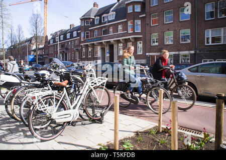 I ciclisti passano le biciclette parcheggiate in Amsterdam, Paesi Bassi, Venerdì, Aprile 5, 2019. (CTK Photo/ Libor Sojka) Foto Stock