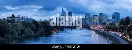 Courbevoie, Hauts-de-Seine, Francia - 8 Novembre 2016: vista panoramica al blue ora di La Défense e l'Île de la Jatte. Foto Stock