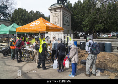 Coscienza ambientale Newyorkesi drop off vecchio elettronica, di medicinali e di rifiuti pericolosi domestici Rifiuti chimici compresi dipingere all 'Zero rifiuti alle discariche progetto' patrocinato dalla Città di New York. Prospect Park drop-off posizione a Brooklyn, New York. Foto Stock