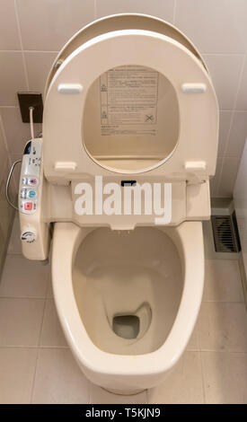 Tipico bagno giapponese che mostra il pannello di controllo per built-in bidet, sede scaldabiberon etc., Tokyo, Giappone Foto Stock