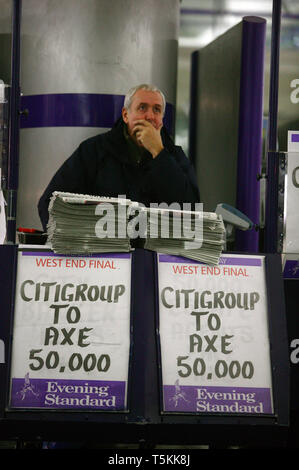 Titolo di giornale legge 'Gruppo Citi a Ax 50.000. Canary Wharf, Londra. Il 17 novembre 2008. Foto Stock