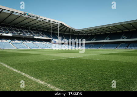 Il Murrayfield Rugby Stadium che mostra l'estremità nord si erge e goalpost mentre vuote in una giornata di sole, Edimburgo, East Lothian, Scozia Foto Stock