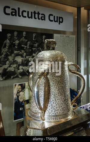 L'originale Calcutta Cup orgogliosamente esposti in un trofeo di armadio a Scotlands Murrayfield Rugby Stadium, Edimburgo, East Lothian, Scozia Foto Stock
