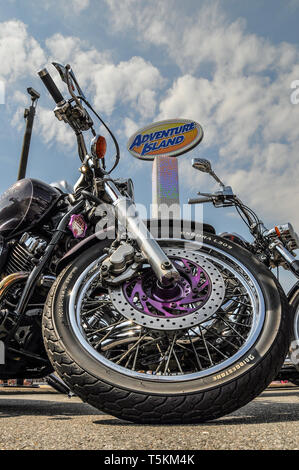 Goldstar al rally motociclistico Southend Shakedown 2014, Southend on Sea, Essex, Regno Unito. Cartello Adventure Island, pneumatico Bridgestone Foto Stock