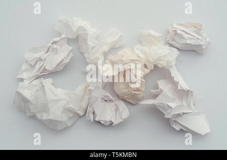 Crumpled fogli di carta, cestino. Inquinamento, rifiuti, ecologia. Foto Stock