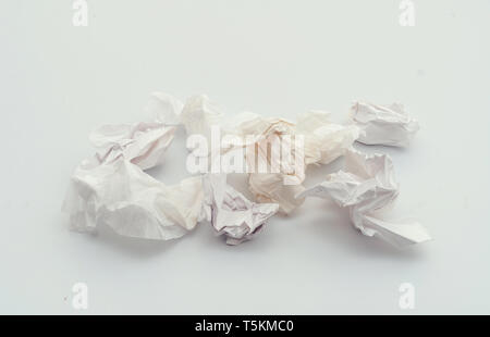 Crumpled fogli di carta, cestino. Inquinamento, rifiuti, ecologia. Foto Stock