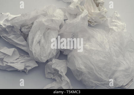 Crumpled fogli di carta, cestino. Inquinamento, rifiuti, ecologia. Foto Stock
