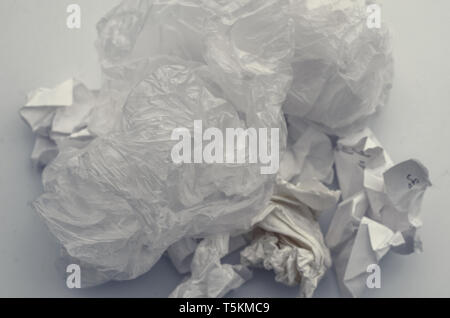 Crumpled fogli di carta, cestino. Inquinamento, rifiuti, ecologia. Foto Stock