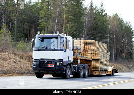 Salone, Finlandia - 19 aprile 2019: White Renault Trucks semi trasporta un ampio carico di legname segato su un rimorchio a collo d'oca lungo l'autostrada in un giorno di primavera. Foto Stock