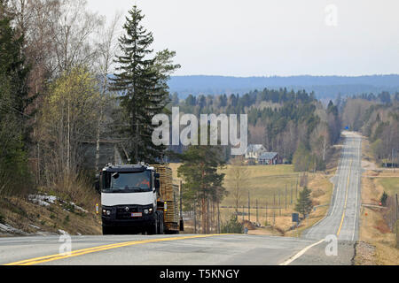 Salo, Finlandia - 19 Aprile 2019: Bianco Renault Trucks semi traina un carico di larghezza di legname sul rimorchio con collo d'oca lungo l autostrada in un giorno di primavera. Foto Stock