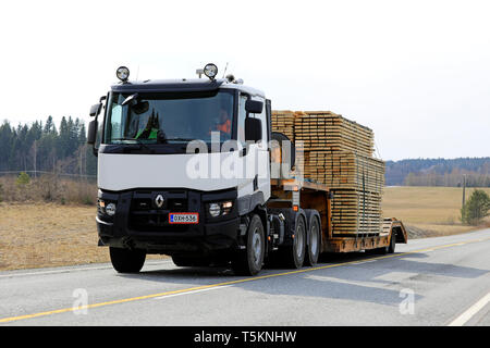 Salone, Finlandia - 19 aprile 2019: White Renault Trucks semi trasporta un ampio carico di legname segato su un rimorchio a collo d'oca lungo l'autostrada in un giorno di primavera. Foto Stock