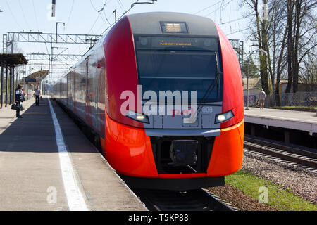 Swallow sulla piattaforma Pargolovo. Ferrovie Russe. La Russia, San Pietroburgo, 8 maggio 2018 Foto Stock