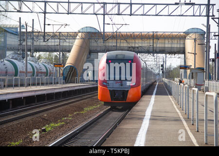 Swallow sulla piattaforma Pargolovo. Ferrovie Russe. La Russia, San Pietroburgo, 8 maggio 2018 Foto Stock