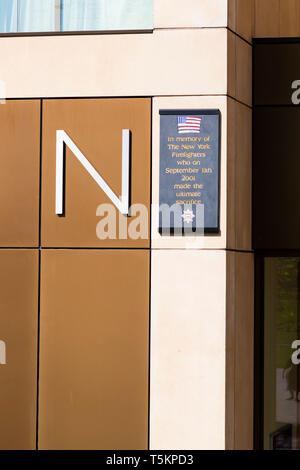 Targa dedicata alla New York dei Vigili del fuoco a Cambridge la stazione dei vigili del fuoco, città universitaria di Cambridge, Cambridgeshire, Inghilterra Foto Stock