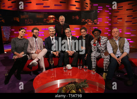 Host Graham Norton con (seduti da sinistra a destra) Charlize Theron, Seth Rogen, Zac Efron, Matthew Broderick, Terry Hall, Lynval, e Orazio dal offerte durante le riprese per il Graham Norton Show alla BBC Studioworks 6 Centro Televisivo, Wood Lane, Londra, per essere messo in onda su BBC One il venerdì sera. Foto Stock