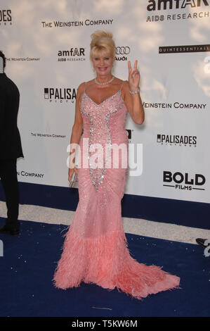 CANNES, Francia. 25 maggio 2006: Ivana Trump a amfAR Cinema Against AIDS gala a Le Moulin de Mougins ristorante a Cannes. © 2006 Paul Smith / Featureflash Foto Stock