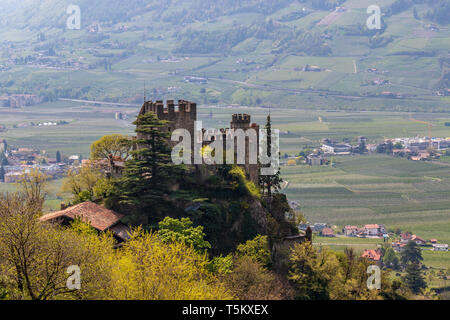 Vista in dettaglio sul castello Castel Fontana nel bellissimo paesaggio. Tirol villaggio nei pressi di Merano, in provincia di Bolzano, Alto Adige, Italia. Foto Stock