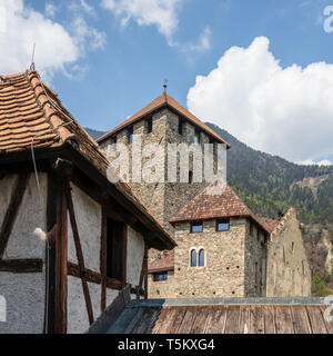 La torre e gli edifici di Castel Tirolo. Tirol villaggio nei pressi di Merano, in provincia di Bolzano, Alto Adige, Italia. Foto Stock