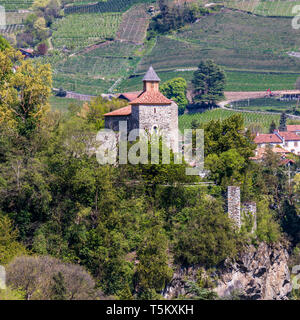 Vista in dettaglio sul Castello Zenoburg. Tirol villaggio nei pressi di Merano, in provincia di Bolzano, Alto Adige, Italia. Foto Stock