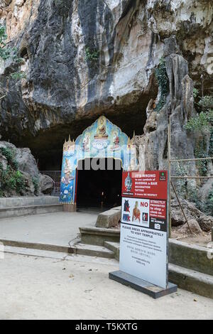 Takua Thung, Thailandia. 04 Mar, 2019. L'ingresso al Wat Suwan Kuha, chiamato anche Wat Tham ("tempio nella grotta'). Essa appartiene a un tempio buddista complesso nel Amphoe (distretto) Takua Thung nella provincia di Phang Nga (Phangnga) nel nord-ovest del sud della Thailandia. È costituita da numerose grotte di pietra calcarea con statue di Buddha. La più grande grotta ("Tham Yai') è di circa 40 metri di lunghezza e 20 metri di larghezza e ospita un presunto più di 200 anni "golden Buddha reclinato' circa 15 metri di lunghezza. Credito: Alexandra Schuler/dpa/Alamy Live News Foto Stock