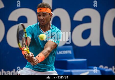 Barcellona, Spagna. Xxv Aprile, 2019. RAPHAEL NADAL (ESP) restituisce la palla a David Ferrer (ESP) durante il giorno 4 del "Barcelona Open Banc Sabadell' 2019. Credito: Matthias Oesterle/Alamy Live News Foto Stock