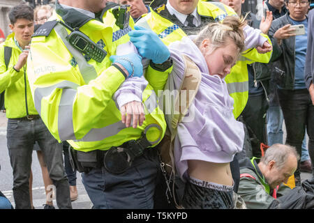 Londra, Regno Unito. 25 apr 2019. La polizia arresta la ribellione di estinzione manifestanti presso la banca giunzione nella City di Londra per ostacolare l'autostrada Credito: Ian Davidson/Alamy Live News Foto Stock