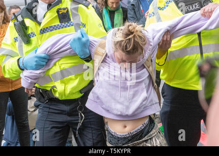 Londra, Regno Unito. 25 apr 2019. La polizia arresta la ribellione di estinzione manifestanti presso la banca giunzione nella City di Londra per ostacolare l'autostrada Credito: Ian Davidson/Alamy Live News Foto Stock