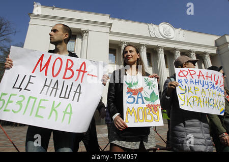 Kiev Kiev, Ucraina. Xxv Aprile, 2019. I manifestanti visto holding cartelloni durante il rally a Kiev.attivisti ucraine hanno chiesto di accettare la legge sulla lingua su cui impostare la lingua ucraina come lingua ufficiale e che è stata accettata dal Parlamento con 278 voti dei legislatori ucraino. Credito: Pavlo Gonchar SOPA/images/ZUMA filo/Alamy Live News Foto Stock