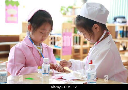 Xingtai cinese nella provincia di Hebei. Xxv Aprile, 2019. I bambini cercano di vaccinazione simulato in un asilo nido nella città di Xingtai, nel nord della Cina di nella provincia di Hebei, 25 aprile 2019. Giovedì segna i bambini giorno di vaccinazione in Cina. Credito: Zhang Chi/Xinhua/Alamy Live News Foto Stock