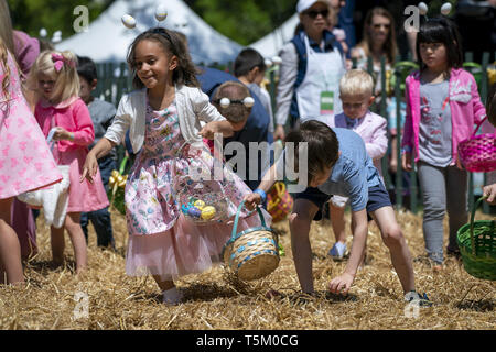 I bambini partecipano in un uovo caccia sul prato Sud della Casa Bianca Lunedì, 22 aprile 2019, alla 141White House Easter Egg Roll. Persone: Presidente Trump e la First Lady Melania Trump Foto Stock