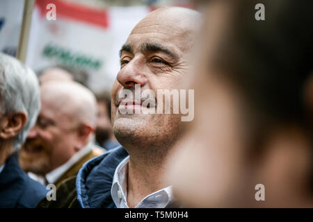 Nicola Zingaretti, Presidente dell'Italia la Regione Lazio e il nuovo leader del centro-sinistra partito democratico PD prima dell Italia del giorno della liberazione celebrazioni a Milano il 25 aprile 2019. La Festa della liberazione, noto anche come anniversario della liberazione è una Nazionale Italiana di vacanza per celebrare la fine dell'occupazione nazista durante la Seconda Guerra Mondiale e la vittoria della resistenza. Foto Stock