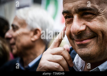 Nicola Zingaretti, Presidente dell'Italia la Regione Lazio e il nuovo leader del centro-sinistra partito democratico PD prima dell Italia del giorno della liberazione celebrazioni a Milano il 25 aprile 2019. La Festa della liberazione, noto anche come anniversario della liberazione è una Nazionale Italiana di vacanza per celebrare la fine dell'occupazione nazista durante la Seconda Guerra Mondiale e la vittoria della resistenza. Foto Stock