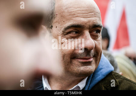 Nicola Zingaretti, Presidente dell'Italia la Regione Lazio e il nuovo leader del centro-sinistra partito democratico PD prima dell Italia del giorno della liberazione celebrazioni a Milano il 25 aprile 2019. La Festa della liberazione, noto anche come anniversario della liberazione è una Nazionale Italiana di vacanza per celebrare la fine dell'occupazione nazista durante la Seconda Guerra Mondiale e la vittoria della resistenza. Foto Stock