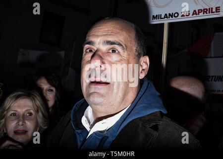 Nicola Zingaretti, Presidente dell'Italia la Regione Lazio e il nuovo leader del centro-sinistra partito democratico PD prima dell Italia del giorno della liberazione celebrazioni a Milano il 25 aprile 2019. La Festa della liberazione, noto anche come anniversario della liberazione è una Nazionale Italiana di vacanza per celebrare la fine dell'occupazione nazista durante la Seconda Guerra Mondiale e la vittoria della resistenza. Foto Stock