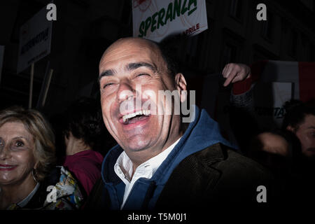 Nicola Zingaretti, Presidente dell'Italia la Regione Lazio e il nuovo leader del centro-sinistra partito democratico PD prima dell Italia del giorno della liberazione celebrazioni a Milano il 25 aprile 2019. La Festa della liberazione, noto anche come anniversario della liberazione è una Nazionale Italiana di vacanza per celebrare la fine dell'occupazione nazista durante la Seconda Guerra Mondiale e la vittoria della resistenza. Foto Stock