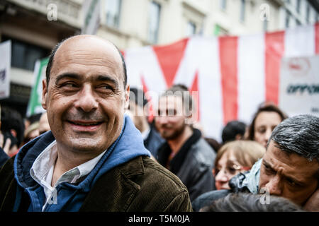 Nicola Zingaretti, Presidente dell'Italia la Regione Lazio e il nuovo leader del centro-sinistra partito democratico PD prima dell Italia del giorno della liberazione celebrazioni a Milano il 25 aprile 2019. La Festa della liberazione, noto anche come anniversario della liberazione è una Nazionale Italiana di vacanza per celebrare la fine dell'occupazione nazista durante la Seconda Guerra Mondiale e la vittoria della resistenza. Foto Stock