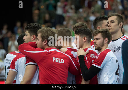 Leipzig, Germania. Xxv Aprile, 2019. Pallamano: Bundesliga, DHfK Leipzig - Die Eulen Ludwigshafen, XXVIII Giornata dell'Arena di Lipsia. Ludwigshafen squadra reagisce dopo la sconfitta. Credito: Hendrik Schmidt/dpa-Zentralbild/ZB/dpa/Alamy Live News Foto Stock