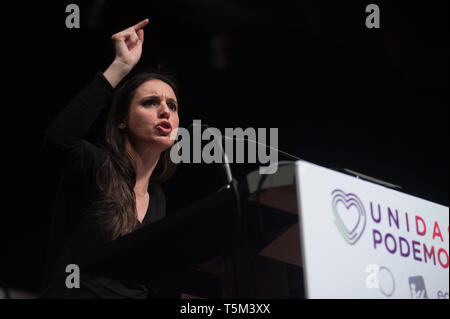 Malaga, Spagna. Xxv Aprile, 2019. Portavoce e candidato numero due per Madrid al congresso da coalizione "Unidas Podemos' (uniti possiamo) Irene Montero, è visto parlando durante una manifestazione pubblica di una campagna elettorale in anticipo della spagnola le elezioni generali del 28 aprile. Credito: Gesù Merida/SOPA Immagini/ZUMA filo/Alamy Live News Foto Stock