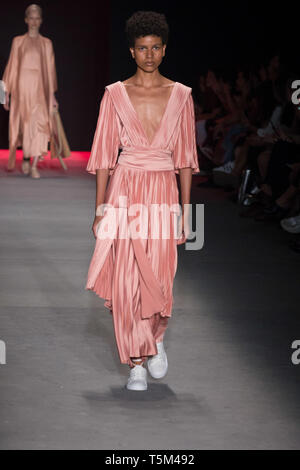 Sao Paulo, Brasile. Xxv Aprile, 2019. Heriage Parade durante SPFW N47 presso Espaço Arca in São Paulo, SP. (Foto: Fernanda Balster/Fotoarena) Credito: Foto Arena LTDA/Alamy Live News Foto Stock