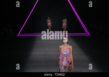 Sao Paulo, Brasile. Xxv Aprile, 2019. Modelli prensent creazioni da Triya durante il Sao Paulo Fashion Week in Sao Paulo, Brasile, il 25 aprile 2019. Credito: Rahel Patrasso/Xinhua/Alamy Live News Foto Stock