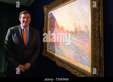 Hong Kong, . 26 apr, 2019. Agosto Uribe, testa di Sotheby's & impressionista Galleria di Arte Moderna di New York è a portata di mano per introdurre il Claude Monet 'Meules'' sul display in Hong Kong. SOTHEBY'S è quello di offrire una icona della pittura impressionista in vendita nella loro New York vendita il 14 maggio 2019. Meules da 1890 è uno di Claude Monet della famosa serie Haystacks. Credito: Jayne Russell/ZUMA filo/Alamy Live News Foto Stock