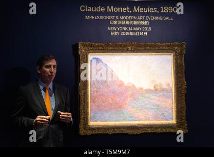 Hong Kong, . 26 apr, 2019. Agosto Uribe, testa di Sotheby's & impressionista Galleria di Arte Moderna di New York è a portata di mano per introdurre il Claude Monet 'Meules'' sul display in Hong Kong. SOTHEBY'S è quello di offrire una icona della pittura impressionista in vendita nella loro New York vendita il 14 maggio 2019. Meules da 1890 è uno di Claude Monet della famosa serie Haystacks. Credito: Jayne Russell/ZUMA filo/Alamy Live News Foto Stock