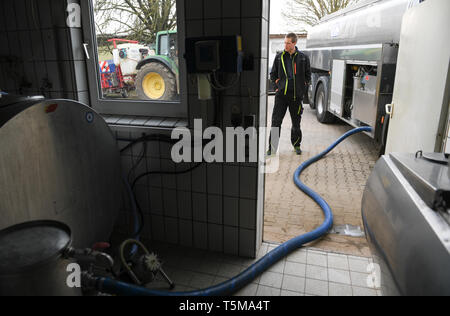 27 marzo 2019, Assia, Hünfelden-Nauheim: Spedizioniere Moritz Müller è in piedi al suo autocisterna sulla Hoefle fattoria di famiglia la raccolta di latte crudo. La Hessian caseificio privato Schwälbchen, con sede in Bad Schwalbach, riceve circa 137 milioni di litri di latte crudo annualmente da circa 250 gli agricoltori della regione. Solo circa 18 milioni di litri sono trasformati in latte fresco. Il resto è utilizzato per la produzione di yogurt e quark, per esempio. Foto: Arne Dedert/dpa Foto Stock