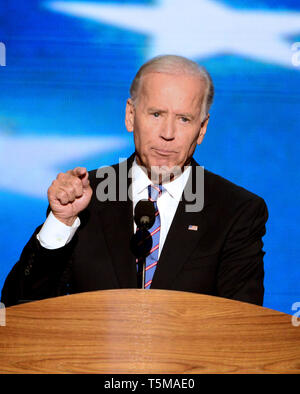 Charlotte, Stati Uniti d'America. 06 Sep, 2012. Il Vicepresidente degli Stati Uniti Joe Biden offre il suo discorso di accettazione al 2012 Convenzione Nazionale Democratica in Charlotte, North Carolina, giovedì 6 settembre 2012. Credito: Ron Sachs/CNP.(restrizione: NO New York o New Jersey o giornali quotidiani nel raggio di 75 miglia da New York City) | utilizzo del credito in tutto il mondo: dpa/Alamy Live News Foto Stock