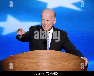 Charlotte, Stati Uniti d'America. 06 Sep, 2012. Il Vicepresidente degli Stati Uniti Joe Biden offre il suo discorso di accettazione al 2012 Convenzione Nazionale Democratica in Charlotte, North Carolina, giovedì 6 settembre 2012. Credito: Ron Sachs/CNP.(restrizione: NO New York o New Jersey o giornali quotidiani nel raggio di 75 miglia da New York City) | utilizzo del credito in tutto il mondo: dpa/Alamy Live News Foto Stock