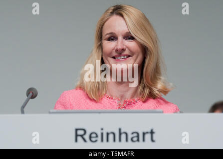 Hannover, Germania. 26 apr, 2019. Arianna Reinhart, Executive Vice Presidente delle Risorse umane a livello continentale, siede all'Assemblea Annuale degli Azionisti di Continental AG in Hannover Congress Centrum (HCC). Credito: Julian Stratenschulte/dpa/Alamy Live News Foto Stock