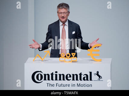 Hannover, Germania. 26 apr, 2019. Elmar Degenhart, Presidente del Comitato Esecutivo di Continental AG, parla alla Riunione Generale Annuale di Continental AG ad Hannover Congress Centrum (HCC). Credito: Julian Stratenschulte/dpa/Alamy Live News Foto Stock